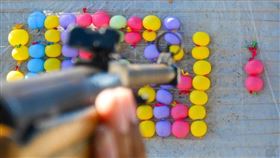 氣球射擊攤。（圖／翻攝自維基百科）