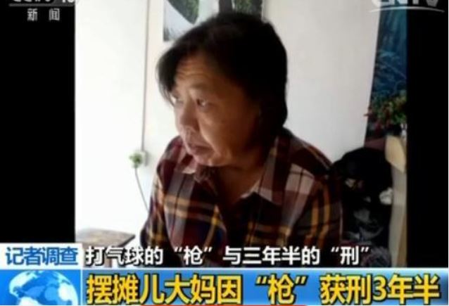 趙春華為了維持生計，從一位老漢手中接下了射擊攤位，沒想到因此被判刑，遭遇令人同情。（圖／翻攝自央視）