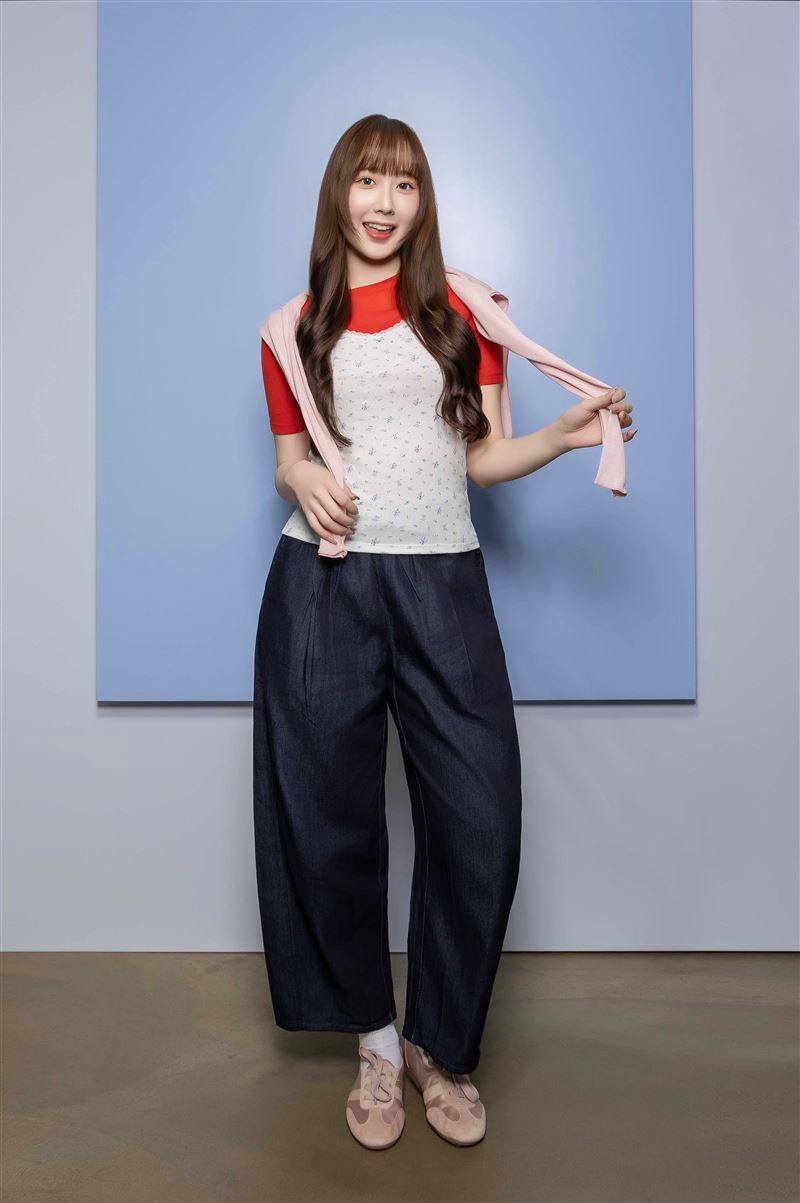 GU Barrel Ankle輕型牛仔錐形褲：讓神褲，真正走進春夏。（圖／品牌業者提供）