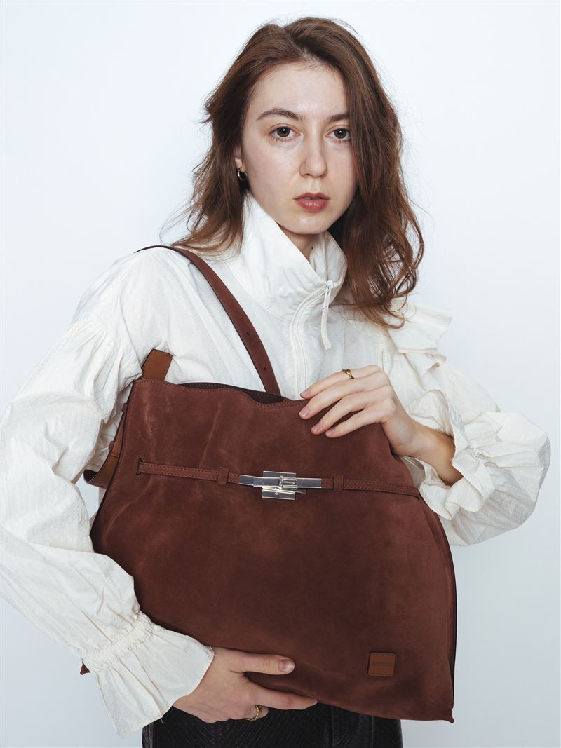 SAOI扣帶手提袋II。（圖／品牌業者提供）