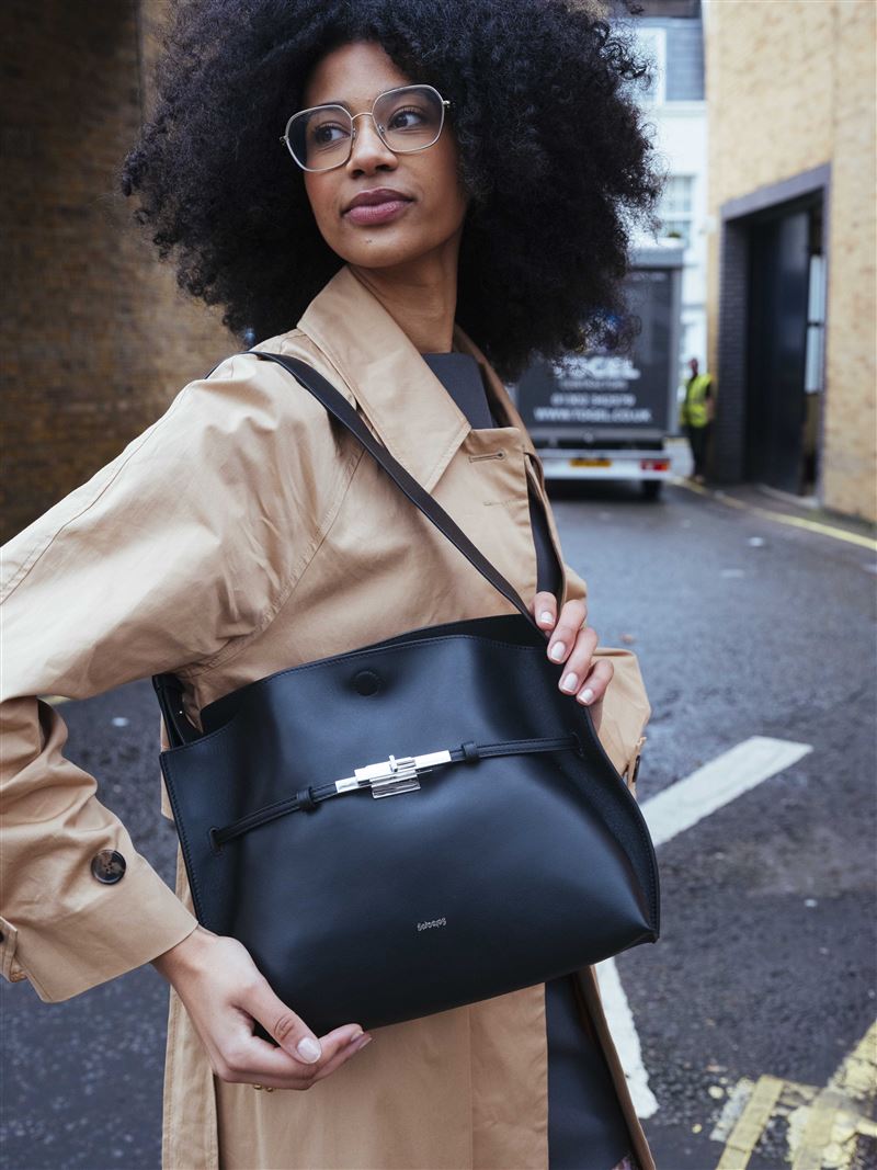 SAOI扣帶小型手提袋II。（圖／品牌業者提供）