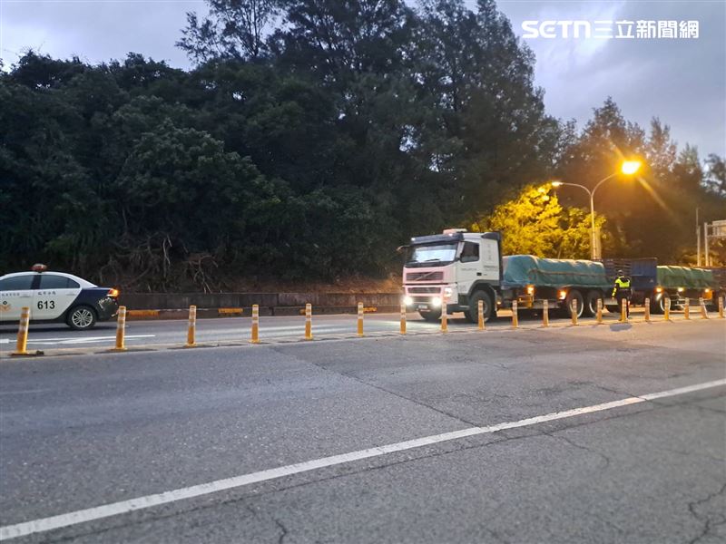 公路局基隆工務段與自來水公司搶修人員進駐，緊急派遣多輛重型工程車與鏟土機正在現場移除破碎路面。（圖／翻攝畫面）