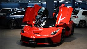 夢幻馬王Ferrari LaFerrari由「弘達國際」謝老闆得標購入。（圖／記者鍾釗榛攝影）
