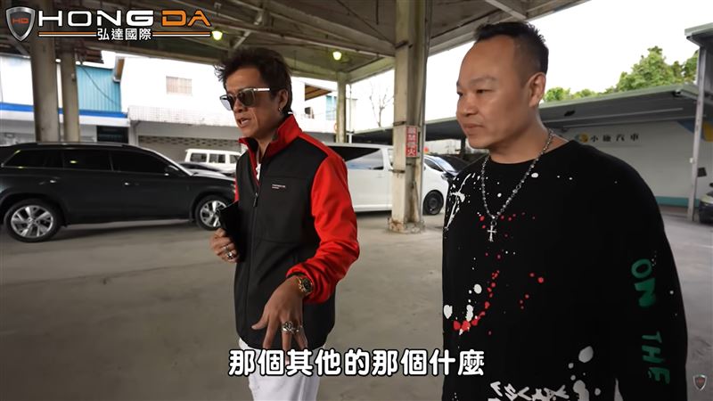 破蝦哥化身神秘馬王買家。（圖／翻攝弘達國際YT）