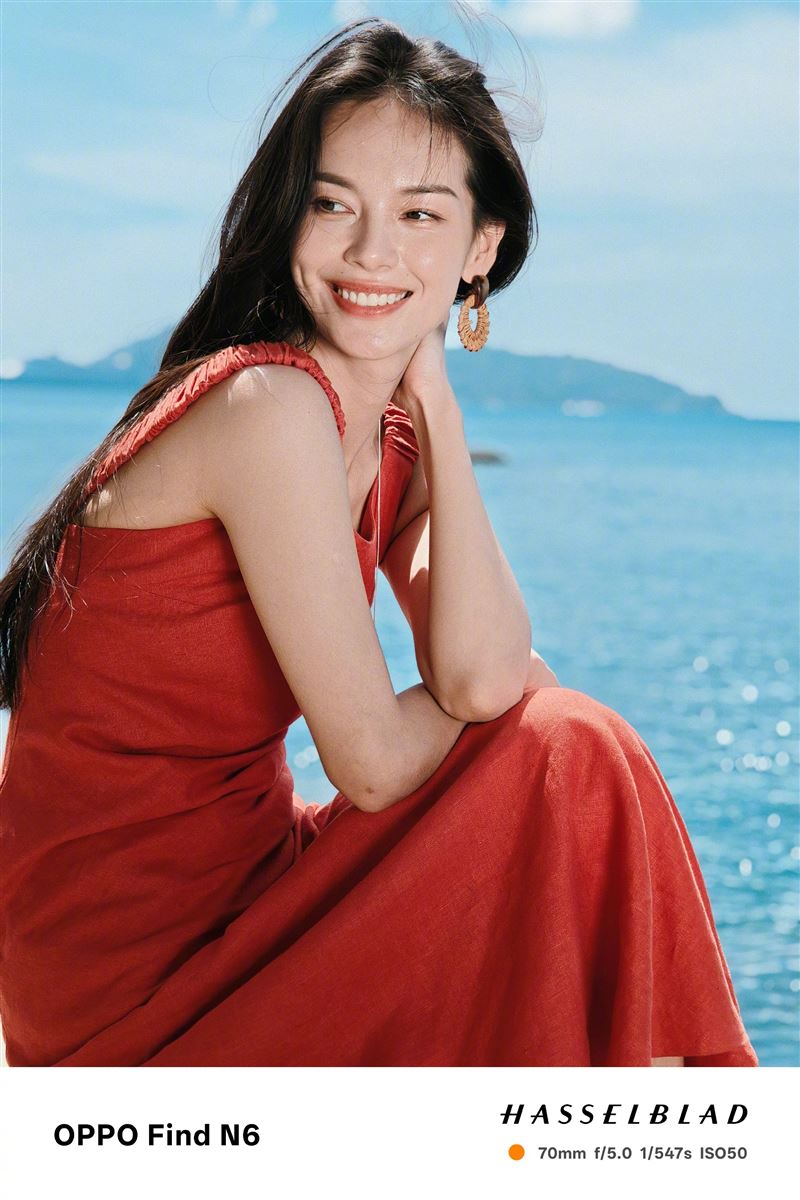 Find N6搭載哈蘇聯合研發影像系統，配備2億畫素哈蘇超清晰主鏡頭、5000萬畫素潛望式長焦鏡頭，以及5000萬畫素超廣角鏡頭。（圖／翻攝自OPPO微博）