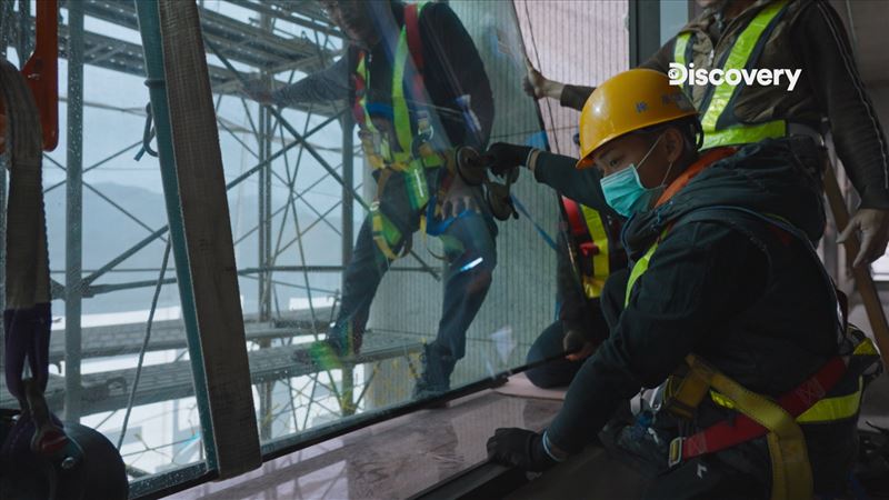 《建築巨擘：世界明珠》外牆採用厚達 4 公分的多層強化玻璃，強度為一般強化玻璃兩倍以上，確保結構穩定與隔絕性能。（圖／Discovery提供）