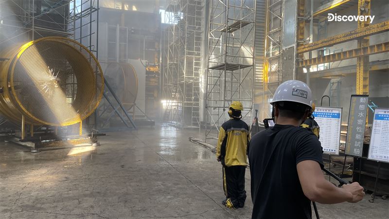 《建築巨擘：世界明珠》所有建材與設計皆經風雨模擬測試驗證，確保在極端環境下仍能維持安全標準。（圖／Discovery提供）