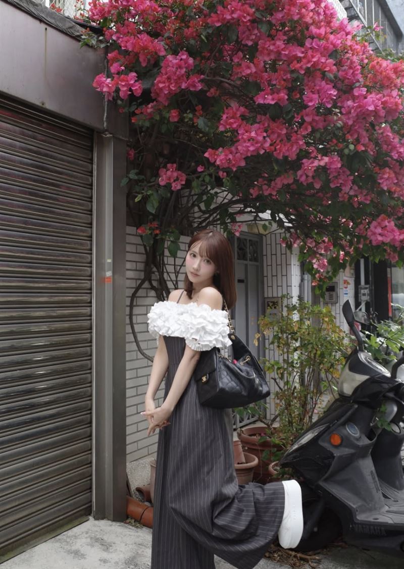 三上悠亞街拍曝光，甜笑入鏡人比花嬌。（圖／翻攝自IG）