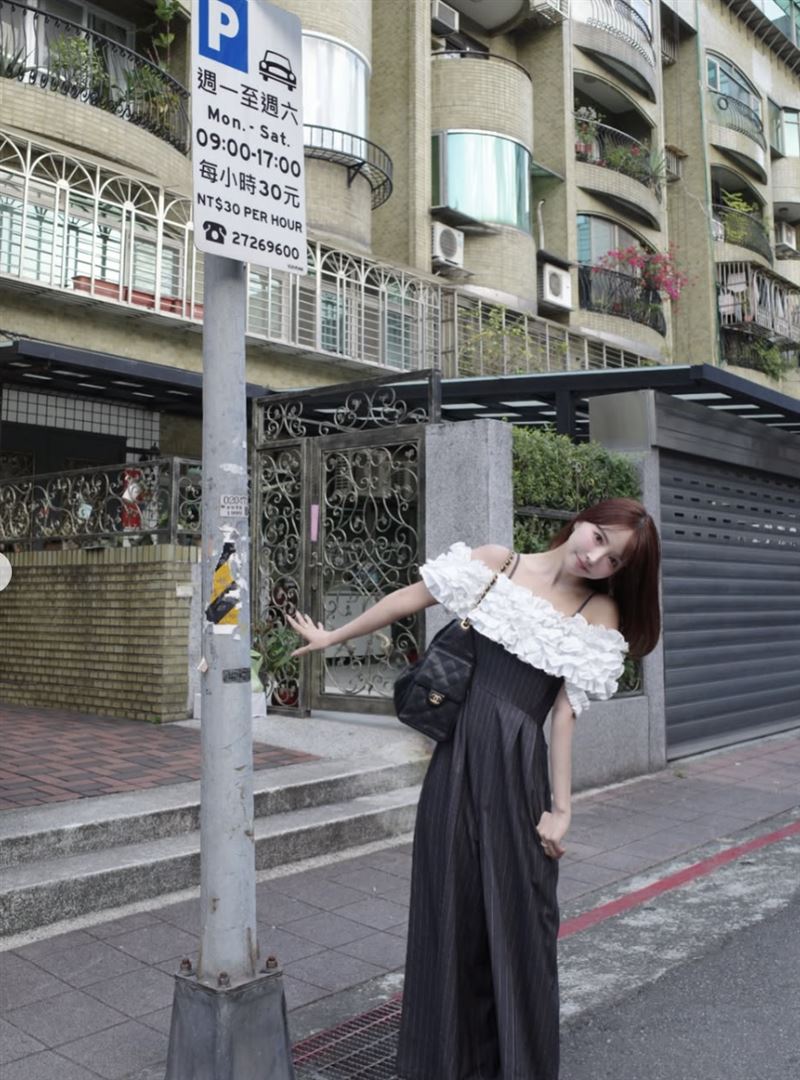 三上悠亞站在收費牌前。（圖／翻攝自IG）