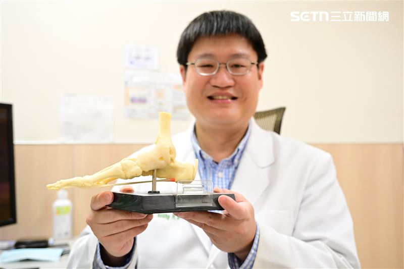 醫師提醒痛風石發生部位常見關節處，一旦破裂往往會引發感染，若未積極處理，恐導致慢性潰瘍、蜂窩性組織炎，甚至引發敗血症。(圖/亞大醫院提供)