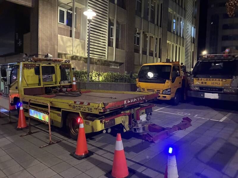 北市刑大查抄「拖吊蟑螂」，查扣3輛吊車，逮6惡霸，1嫌潛逃海外。（圖／翻攝畫面）