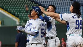 富邦悍將陳愷佑敲出再見安。（圖／富邦悍將提供） 