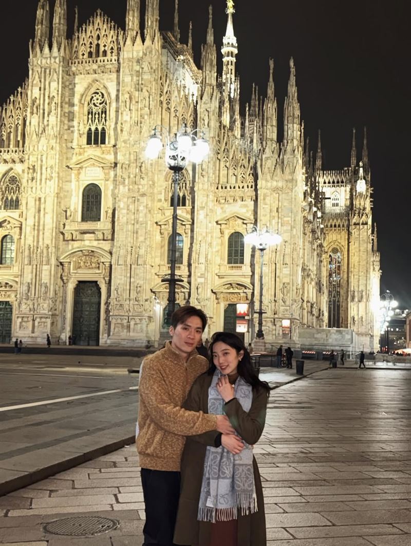 米鹿（左）在米蘭與Erica求婚。（圖／翻攝自IG @deerdeer_milu）