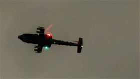 基隆多處今晚直升機低空盤旋，引起在地民眾熱議，「以為要打仗了」。(圖/翻攝基隆人日常粉專)