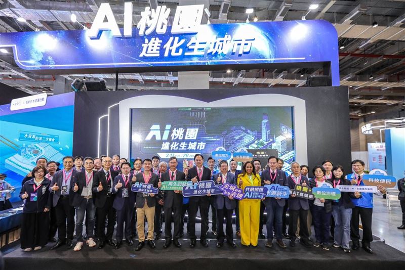 2026智慧城市展桃園館，由桃園市長張善政（前排中）攜手新竹縣長楊文科、新竹市副市長林琨瀚、智發會主委廖修武及美國紐澤西州紐華克市副市長Ligia DeFreitas等貴賓，共同舉行開幕儀式。（圖／桃園市政府提供）