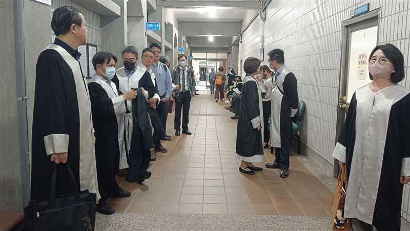 暴走女狠搧巴掌沒人管！挨打律師怒開轟