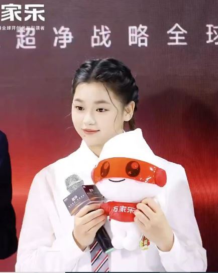 全紅嬋換下了大家熟悉的連體泳衣，以獨立品牌代言人的身份亮相。（圖／翻攝自微博）