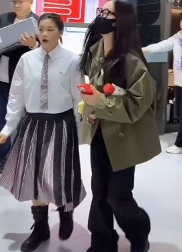 有網友認為，蓬蓬裙與厚底鞋的搭配，讓正處於生長發育期的全紅嬋顯得較為健壯。（圖／翻攝自微博）