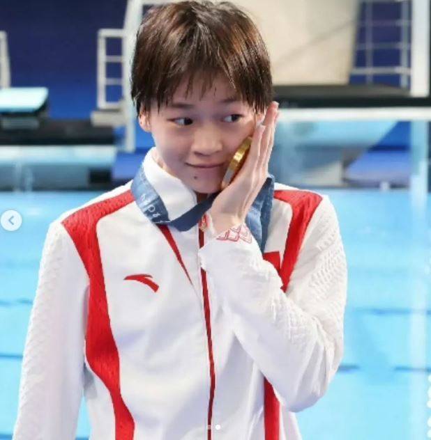 微信群組「水花征服者聯盟」截圖揭露,群規竟明訂可隨意辱罵全紅嬋,成員包含陳芋汐等跳水名將、央視記者及國際裁判。(圖/翻攝自微博)