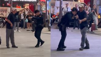 萬華酒醉伯咆哮三字經！警員大外割壓制失敗，火大抽棍畫面瘋傳。（圖／翻攝自Threads @10j_10.09）