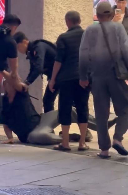 趕來支援的員警合力將酒醉伯壓制在地，上銬逮捕回警局調查。（圖／翻攝自Threads @10j_10.09）