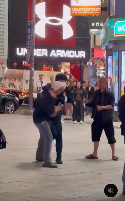 因體型差異太大，警員大外割壓制失敗，兩人扭打成一團。（圖／翻攝自Threads @10j_10.09）