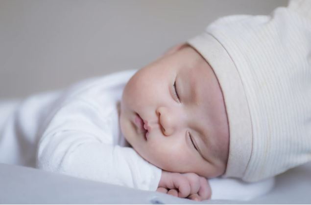 不少長輩認為「捏鼻子會變挺」，但醫師指出鼻型主要由基因與發育決定，過度捏壓反而可能傷害嬰幼兒鼻部組織。（示意圖/pexels）