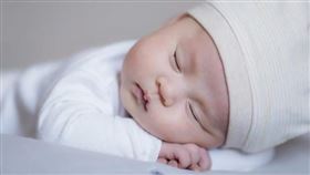 不少長輩認為「捏鼻子會變挺」，但醫師指出鼻型主要由基因與發育決定，過度捏壓反而可能傷害嬰幼兒鼻部組織。（示意圖/pexels）