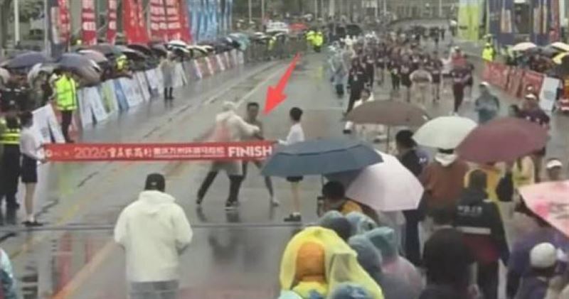 2026重慶萬州環湖馬拉松15日登場，不料終點線發生一起罕見插曲。（圖／翻攝自微博）
