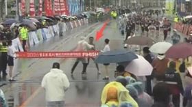 2026重慶萬州環湖馬拉松15日登場，不料終點線發生一起罕見插曲。（圖／翻攝自微博）