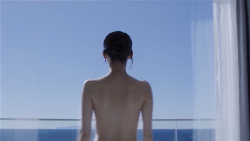 業內很多人認為，綾瀨遙天生開朗的性格和清新形象，讓廣告毫無低俗之感。（圖／翻攝自UNIQLO YouTube）