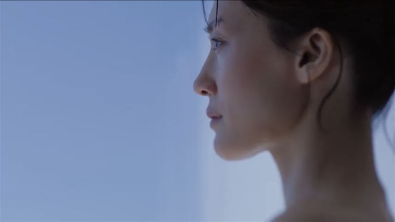 業內很多人認為，綾瀨遙天生開朗的性格和清新形象，讓廣告毫無低俗之感。（圖／翻攝自UNIQLO YouTube）