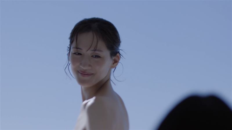 綾瀨遙在主演的UNIQLO全新內衣廣告中，赤裸上身背對鏡頭，粉絲們對如此大膽的尺度感到震驚。（圖／翻攝自UNIQLO YouTube）