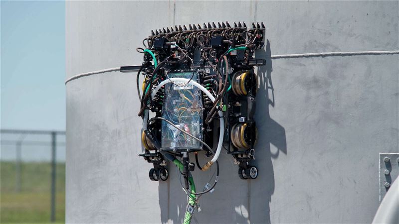 美國Gecko Robotics研發的爬牆機器人。 (圖／X@geckorobotics)