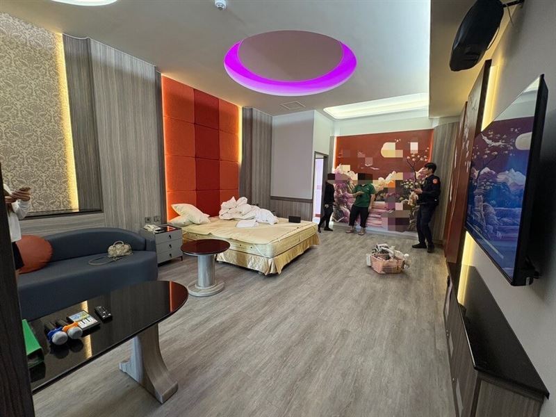 高雄潘姓女子報案皮包遭男網友竊取3萬4000元，警方通知鄭姓男子到案，依竊盜罪移送。但一名網友事後指控鄭男約性交易逼吸毒還偷錢，警方將擴大追查相關事證嚴辦。（高雄鳳山警分局提供）