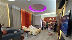 高雄潘姓女子報案皮包遭男網友竊取3萬4000元，警方通知鄭姓男子到案，依竊盜罪移送。但一名網友事後指控鄭男約性交易逼吸毒還偷錢，警方將擴大追查相關事證嚴辦。（高雄鳳山警分局提供）