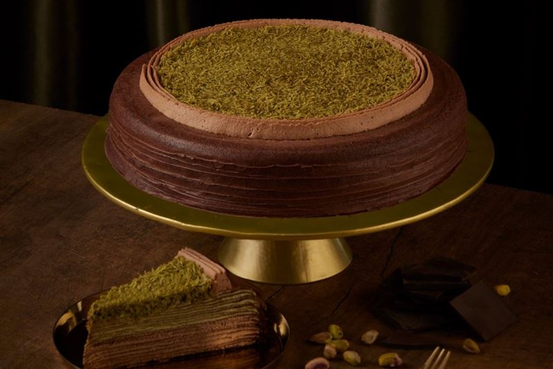 Lady M本月新品「杜拜巧克力千層蛋糕」引發台灣民眾「飛奔鑽洞」的搶購熱潮，畫面登上CNN版面。（翻攝自Lady M臉書）