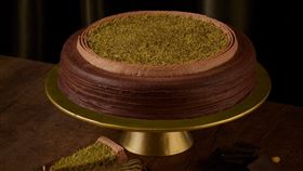 Lady M本月新品「杜拜巧克力千層蛋糕」引發台灣民眾「飛奔鑽洞」的搶購熱潮，畫面登上CNN版面。（翻攝自Lady M臉書）