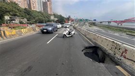 新北市淡水區民權路台北往淡水方向中央分隔島內側車道出現一處坑洞，深約1公尺。（翻攝畫面）
