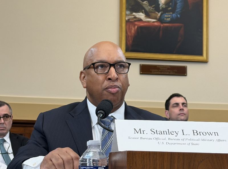 美國國務院政治軍事事務局資深官員布朗（Stanley L. Brown）17日出席聯邦眾議院外交委員會聽證會。（圖／中央社）