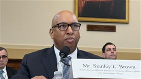 美國務院政軍局官員出席國會聽證會美國國務院政治軍事事務局資深官員布朗（Stanley L. Brown）17日出席聯邦眾議院外交委員會聽證會。中央社記者侯姿瑩華盛頓攝 115年3月18日