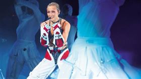 天后鄭秀文堪稱香港演唱會界東方不敗，以其華麗造型與盛大舞台及勁歌熱舞，每開唱門票必秒殺。（東方IC）