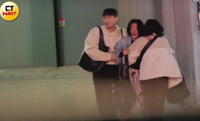 小S結束工作後，淚眼婆娑地前往好友黑人、范范夫妻家。（圖／CTWANT）
