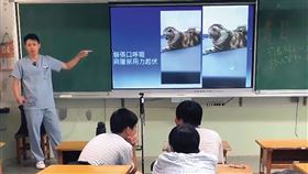 殷碩韓目前在台北市多家動物醫院執業，也在公會及學校擔任講師。（翻攝殷碩韓獸醫師臉書）