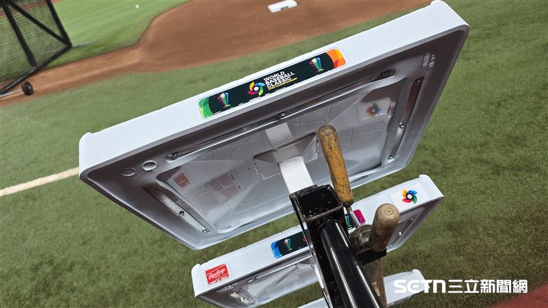 WBC冠軍戰，球場上的壘包是台灣製造。（圖／特派記者劉彥池攝影）