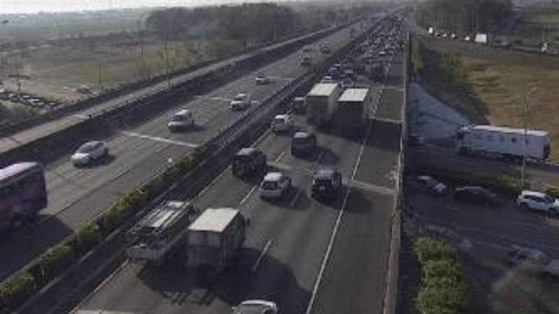 國道1號南向339.1公里處，高雄市路竹-高科路段，今天（18日）上午驚傳7車連環追撞事故回堵約10公里。（圖／翻攝自1968APP）