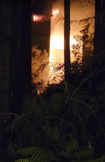 嘉義縣阿里山鄉中正村的高峰飯店深夜火警昨晚（17日）驚傳火警。（圖／民眾提供）