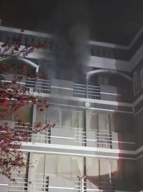嘉義縣阿里山鄉中正村的高峰飯店深夜火警昨晚（17日）驚傳火警。（圖／民眾提供）
