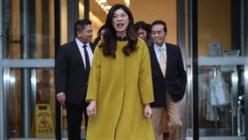 鄭麗文拜會馬英九　聚焦兩岸交流國民黨主席鄭麗文（中）20日赴前總統馬英九位於台北內湖的辦公室拜會，聚焦兩岸交流、兩岸關係破冰。圖為鄭麗文結束拜會後步出大樓。中央社記者王飛華攝　115年1月20日