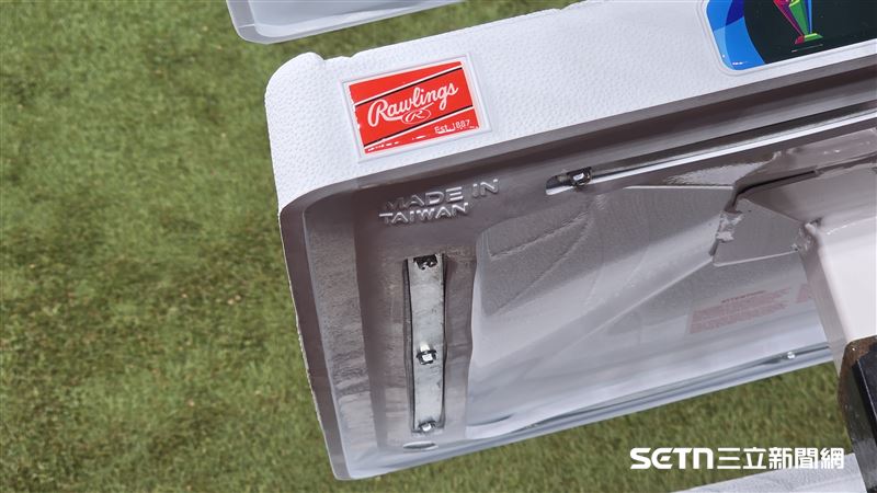 WBC冠軍戰，球場上的壘包是台灣製造。（圖／特派記者劉彥池攝影）